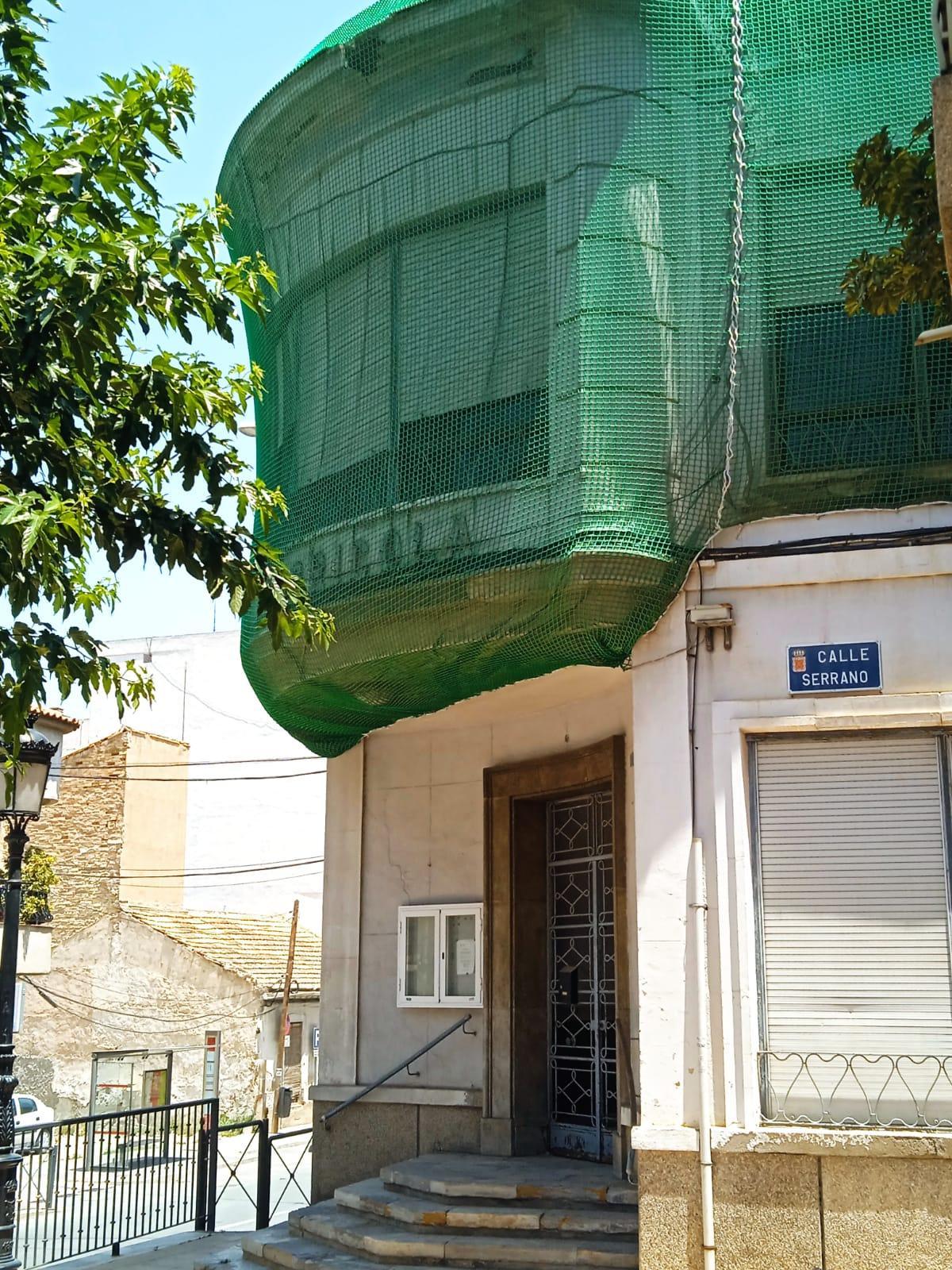 Exterior del Casino de Torreagüera, donde hay una malla para evitar desprendimientos a la vía pública.