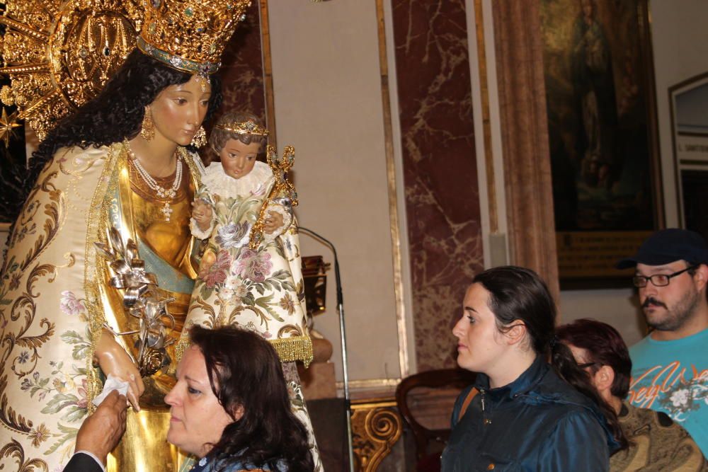 Besamanos de la Virgen de los Desamparados hasta la madrugada