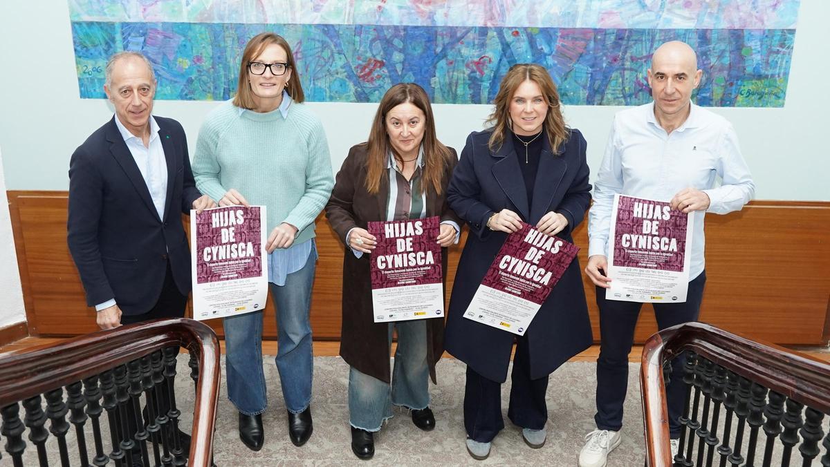 Presentación de la proyección en el Ayuntamiento de Siero. Por la izquierda, Chus Abad, Irene Corrales, Eva Montes, Eva Iglesias y Virginio Ramírez.