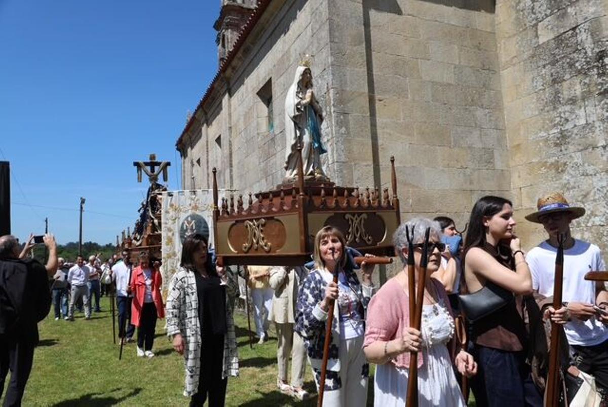 Procesión en el atrio de la iglesia de Cereixo.