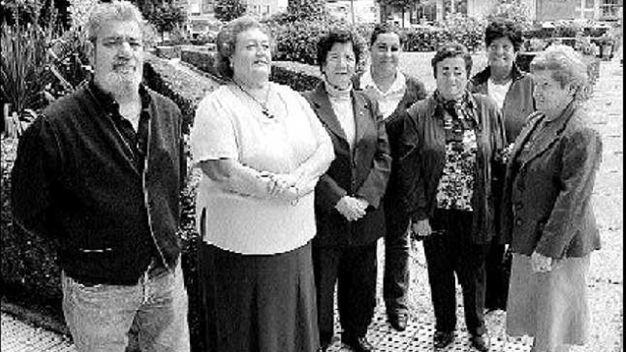 Calixto García, junto a Elena Delgado, Gloria de la Torre, Arancha Gutiérrez, María Dolores Rosete, Carmen Carrón y María Asunción González, en un rincón de Nuevo Gijón.