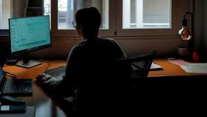 Una mujer estudiando desde su casa 