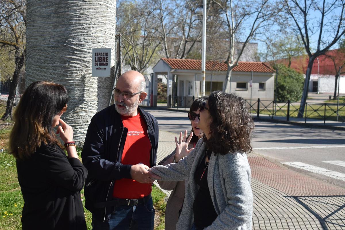 Unidas por Extremadura, en la puerta de La Laboral.