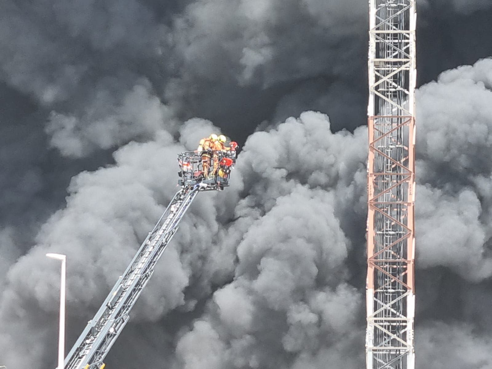 Espectacular incendio en una nave de residuos de Riba-roja