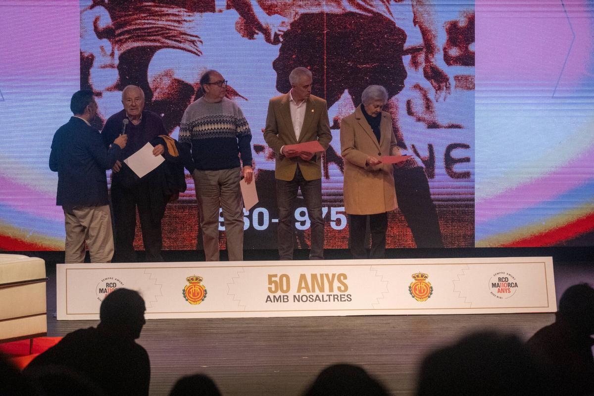 Sentido homenaje a los abonados del Mallorca con más de medio siglo de fidelidad.