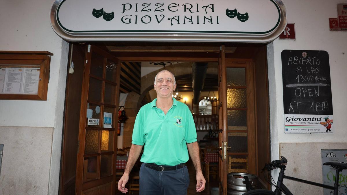 Miguel Turmo, en la entrada de la pizzería