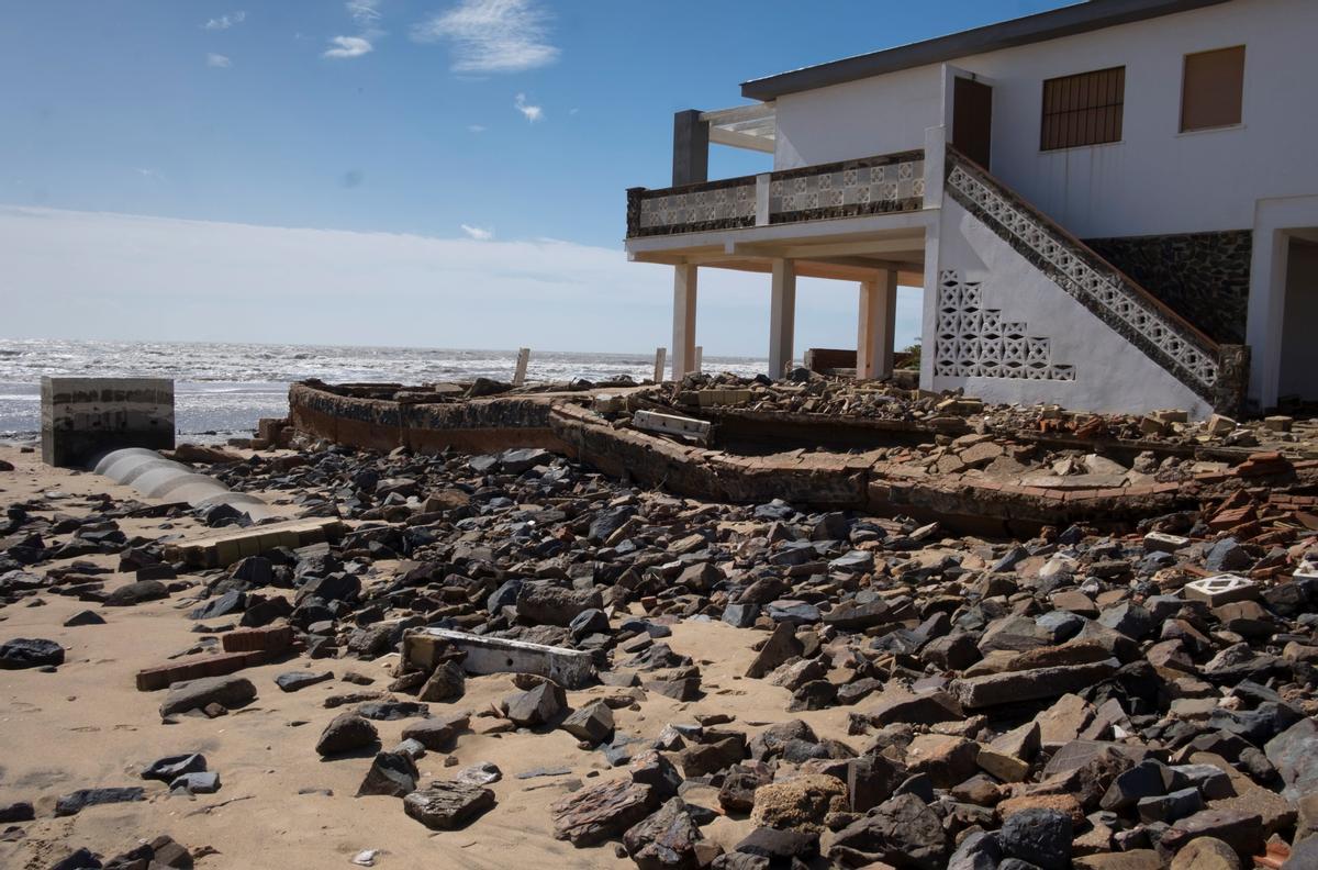 GRAF5386. HUELVA, 05/03/2018.- Aspecto de la playa de La Antilla (Huelva), donde el fuerte temporal de agua y viento que azota la costa ha causado numerosos daños. EFE/Julián Pérez