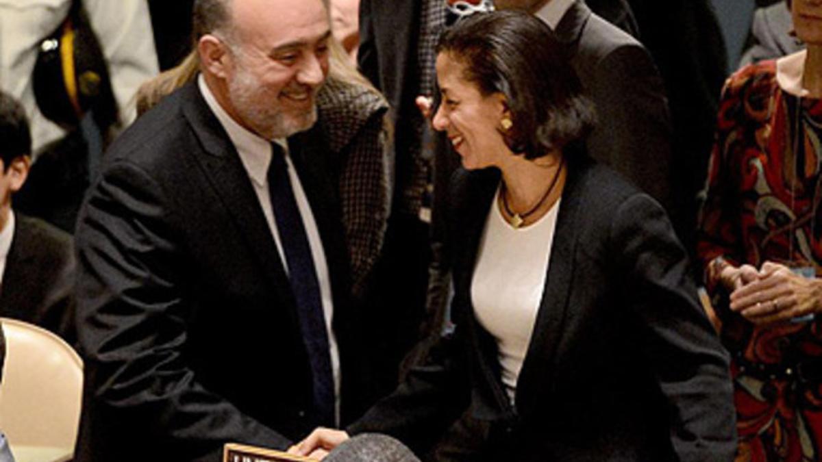 El embajador de Israel, Ron Prosor , saluda a la embajadora de EEUU, Susan Rice, en la Asamblea General de la ONU.