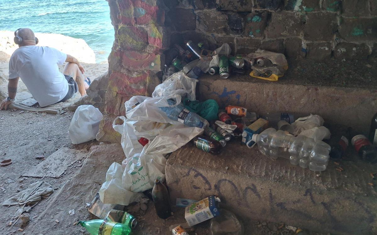 La basura del botellón, acumulada en el Club Social
