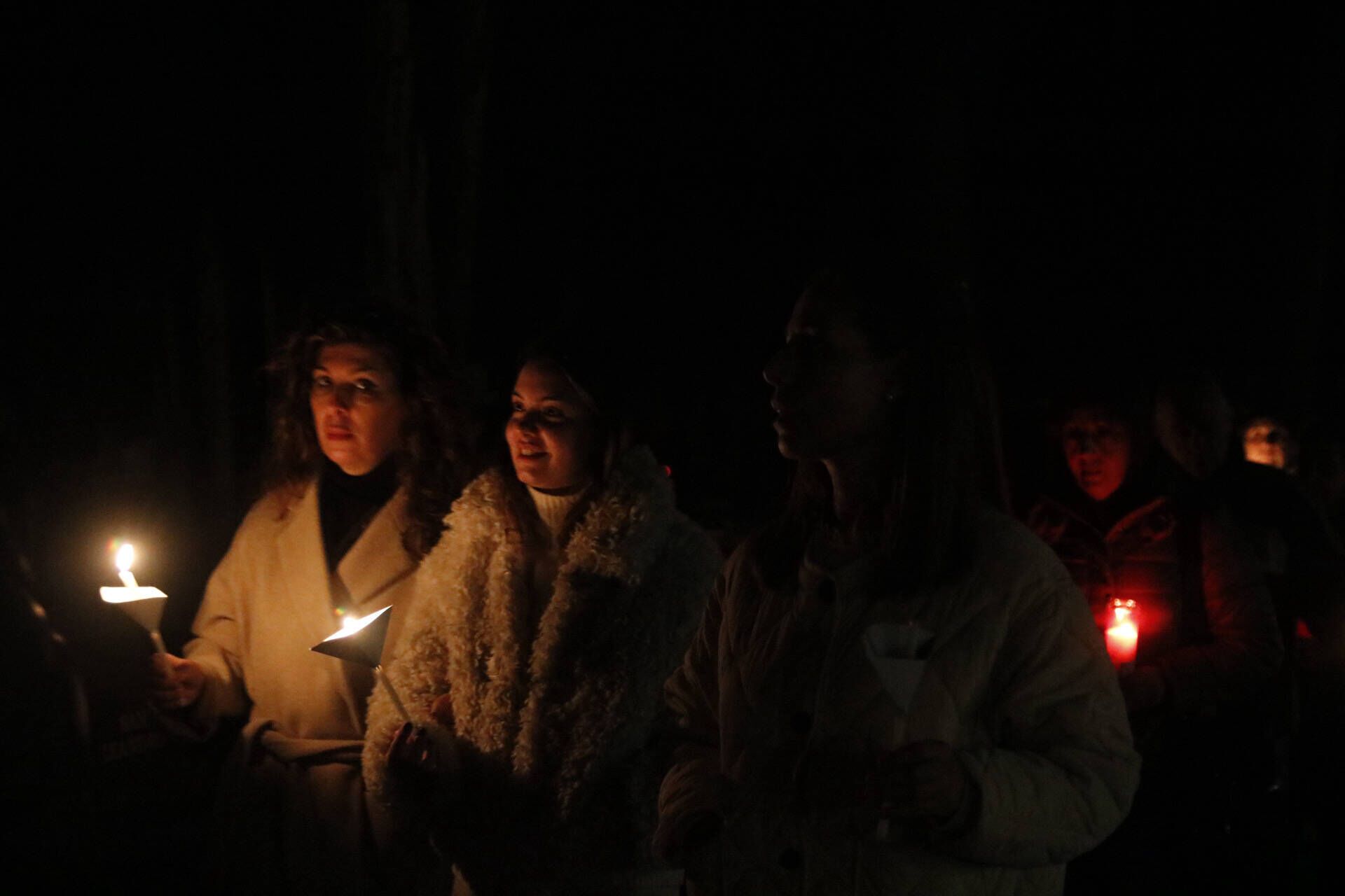 La procesión de las ánimas recorre el cementerio de San Atilano de Zamora con motivo de la noche de Difuntos y con la única iluminación de velas o faroles
