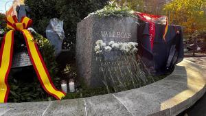 Monolito en recuerdo de las víctimas del atentado de ETA en Puente de Vallecas, tras el acto por el 30º aniversario