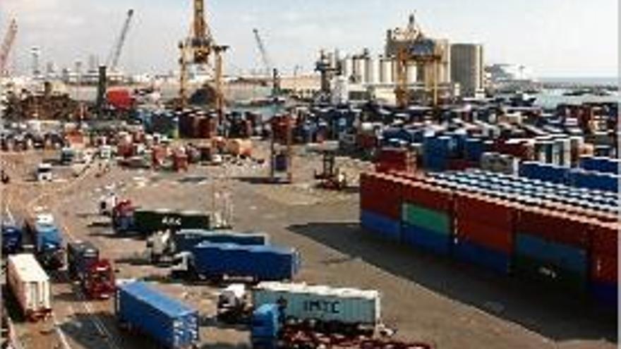 Camions carregats de contenidors al Port de Barcelona.