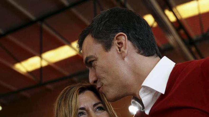 Sánchez besa a Díaz, el pasado diciembre, en un mitin en Málaga. // Efe
