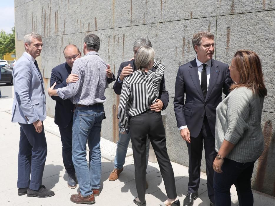 Alfonso Rueda, Pedro Puy y Miguel Tellado, algunos de los que acompañan al presidente de la Xunta en el tanatorio de Boisaca para dar el pésame a los familiares de Albor.