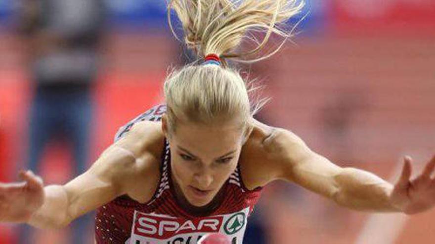 Klishina luce los colores de la bandera rusa sólo en la coleta