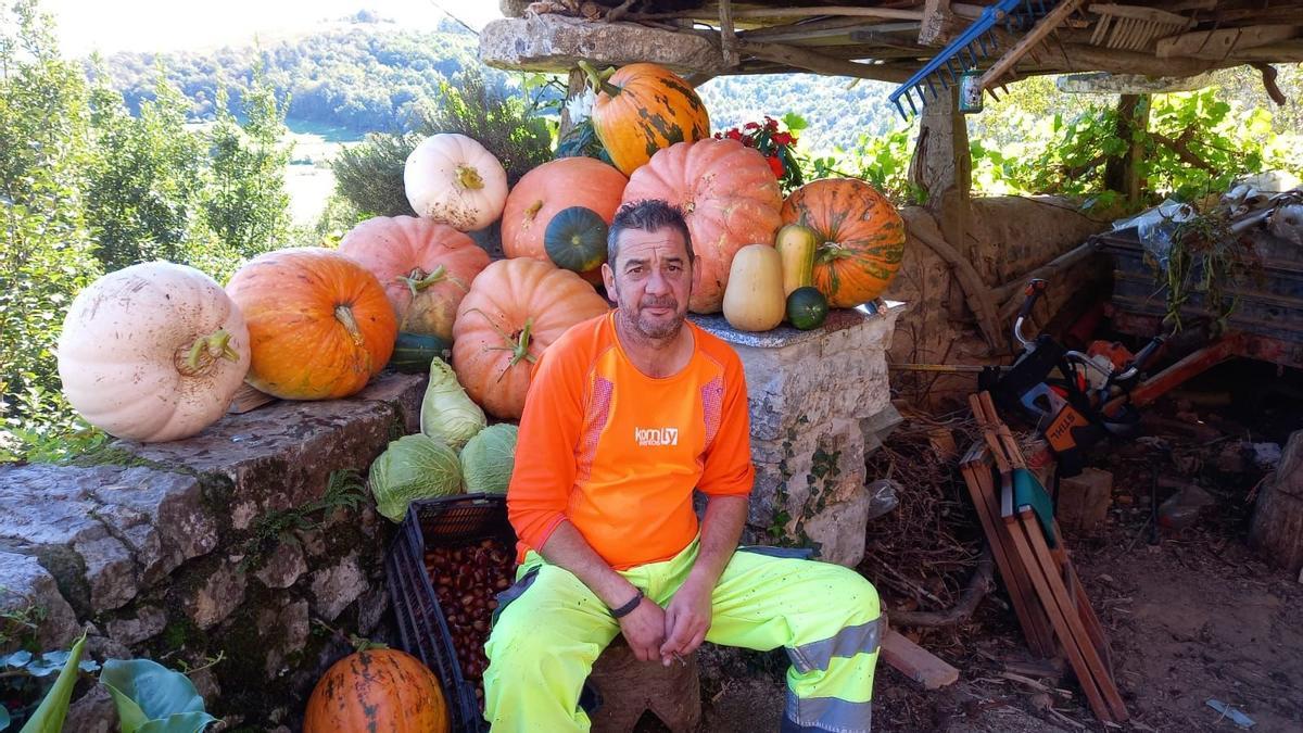 Pablo Martínez, con sus calabazas.