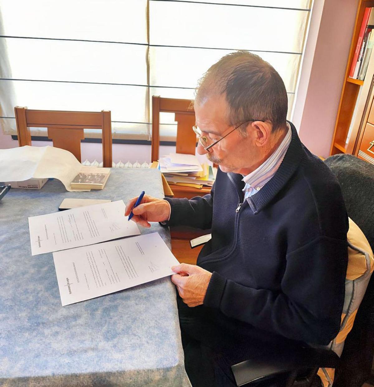 Gerardo Iglesias firmando la cesión de los documentos.  | LNE