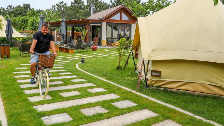 Un usuario en el 'glamping' de A Illa | // I. Abella