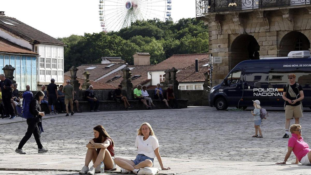 Turistas y peregrinos en la Praza do Obradoiro disfrutando del buen tiempo.