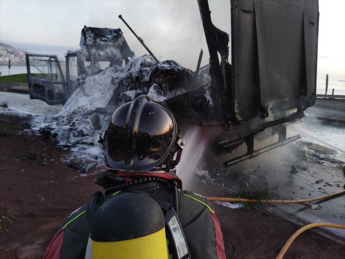 Labores de extinción del incendio.
