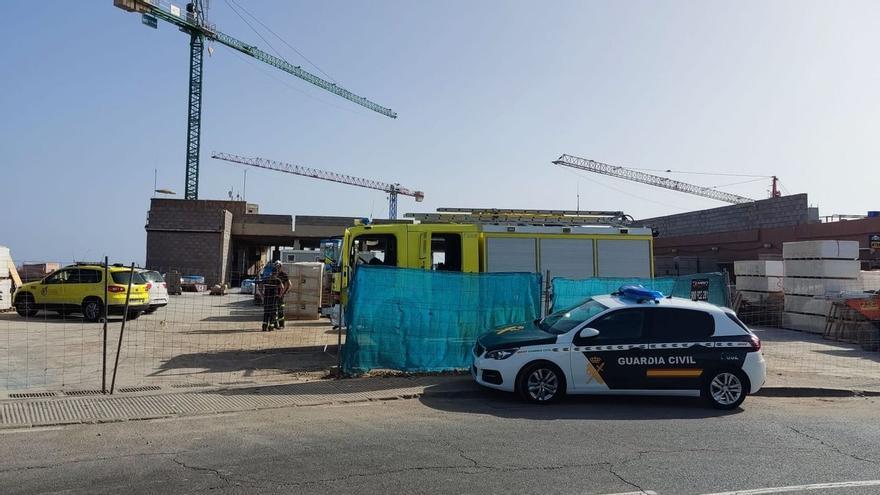 Un trabajador fallecido y otro herido grave al derrumbarse una obra en un hotel de Canarias