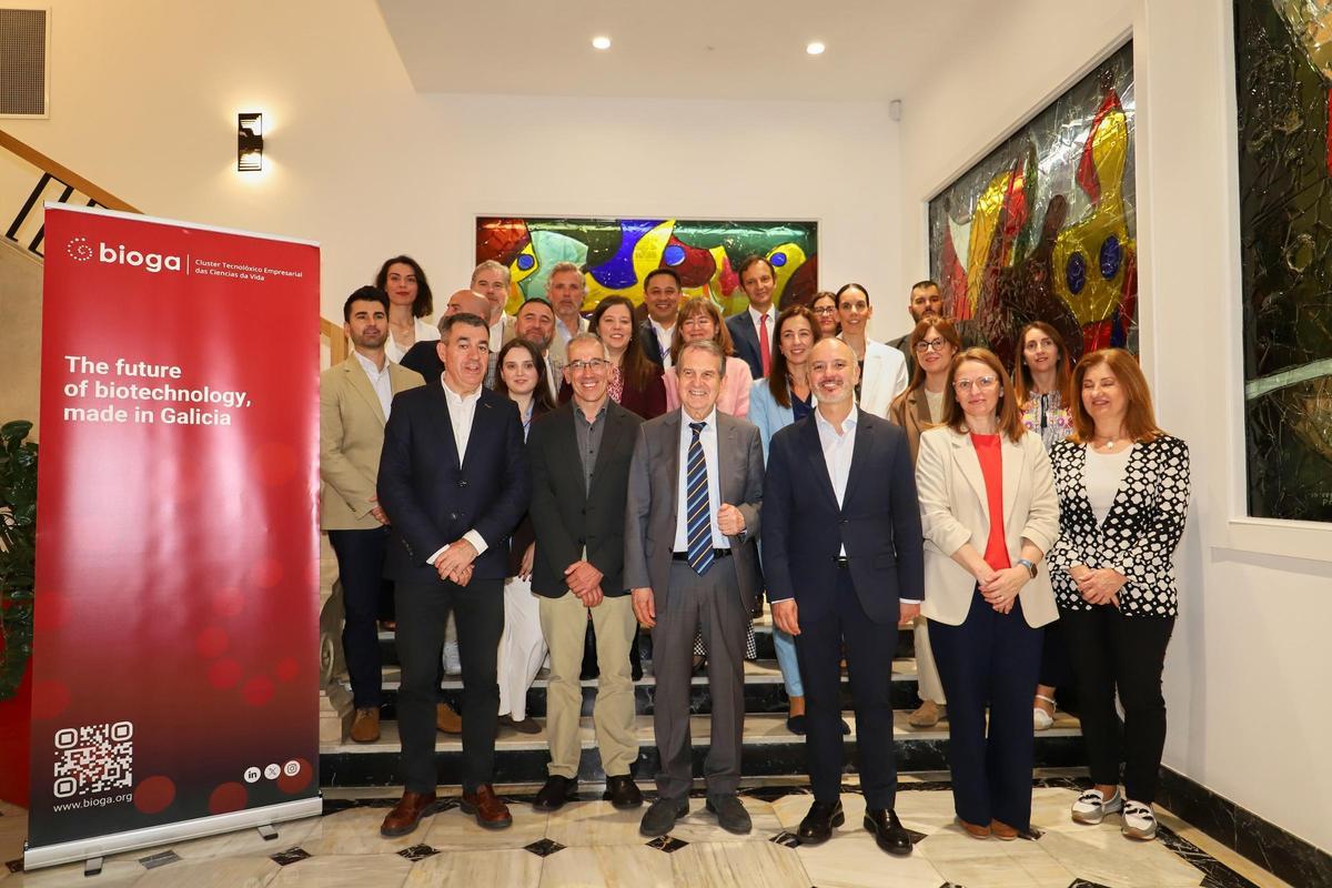 Caballero, Regades, Rodríguez y representantes de Bioga en la presentación del evento.