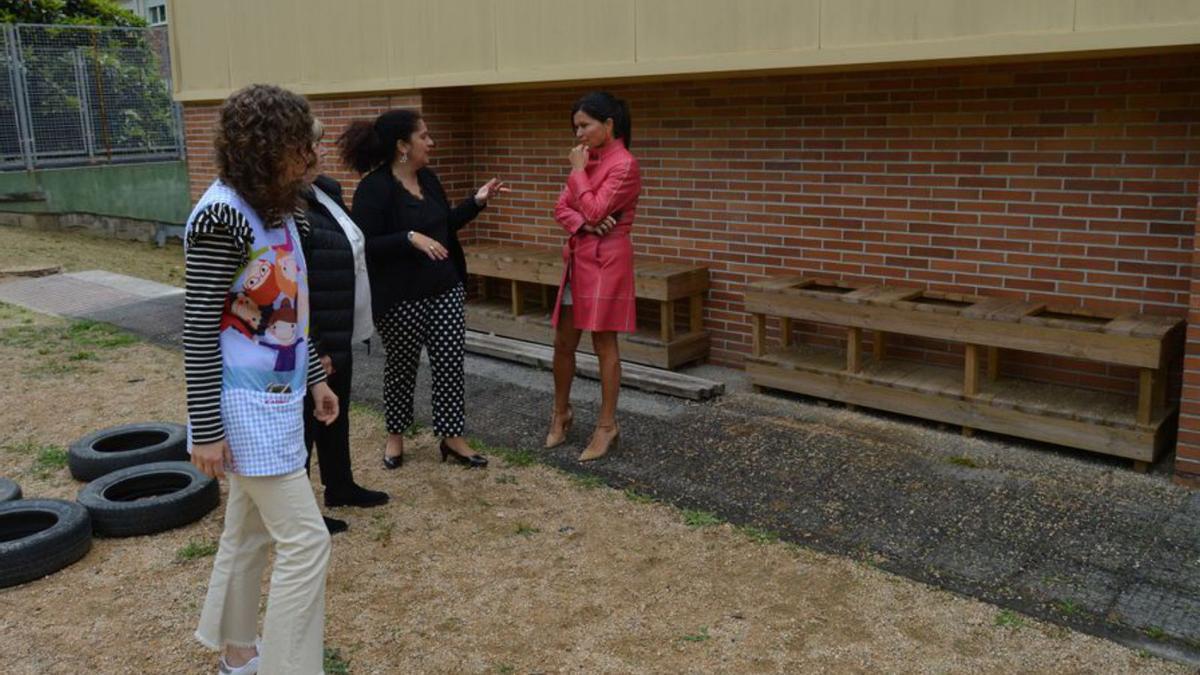 La alcaldesa, Nidia Arévalo (dcha.), conversa con la edil Julia Loureiro, en las instalaciones del colegio Atín.  | // D.P.