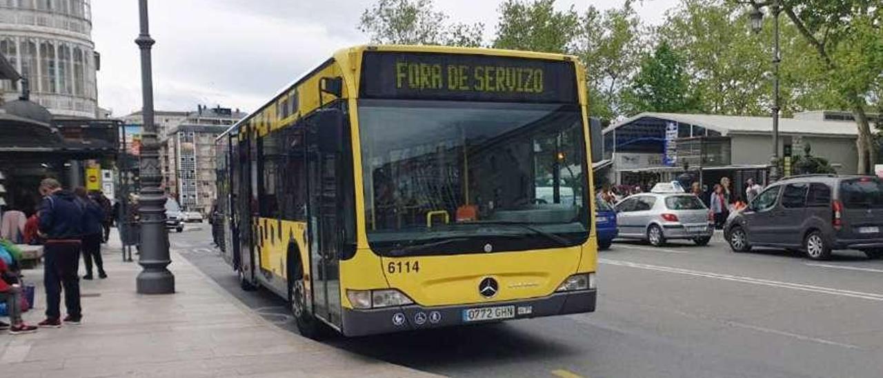 El autobús urbano que se averió en la zona de la Alameda en la jornada de ayer. // Iñaki Osorio