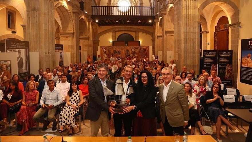 La SOF recibe en Gijón el galardón de los centros asturianos reivindicando el Día de América como un homenaje a los asturianos que emigraron y a los inmigrantes que llegan