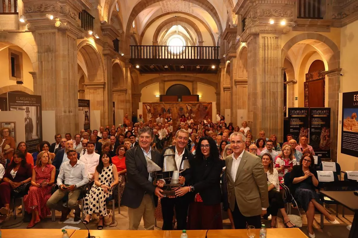 La SOF recibe en Gijón el galardón de los centros asturianos reivindicando el Día de América como un homenaje a los asturianos que emigraron y a los inmigrantes que llegan