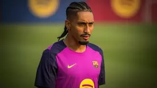 Raphinha llega a la Ciutat Esportiva para seguir con su recuperación tras cuatro días de fiesta.