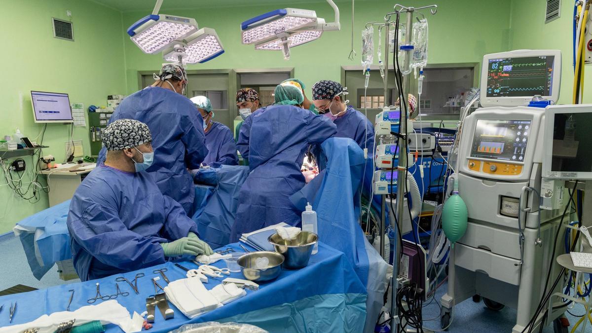Una operación microcirugía en el Hospital General de Alicante