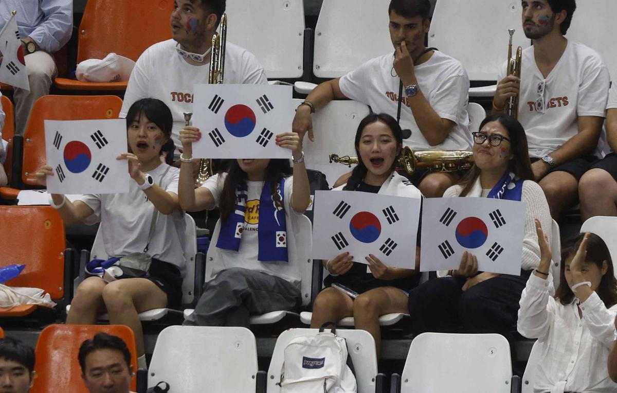 Aficionadas coreanas en La Fonteta