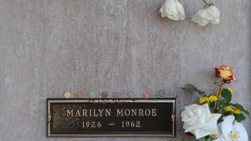 Fotografía de archivo del 17 de agosto de 2009 en la que se observa la tumba de la leyenda de Hollywood Marilyn Monroe.