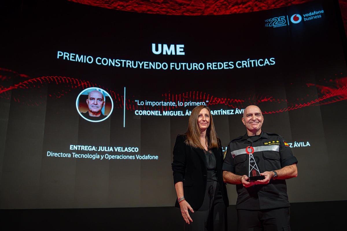 Barcelona, 30/10/2025 Economía.  Gala 25 aniversario Vodafone, Catalunya. Premio Construyendo Futuro Redes Críticas, UME, Coronel Miguel Ángel Martínez Jefe del Órgano de Apoyo al Mando UME, entregado por Julia Velasco Directora de Tecnología y Operaciones de Vodafone. AUTOR: MANU MITRU