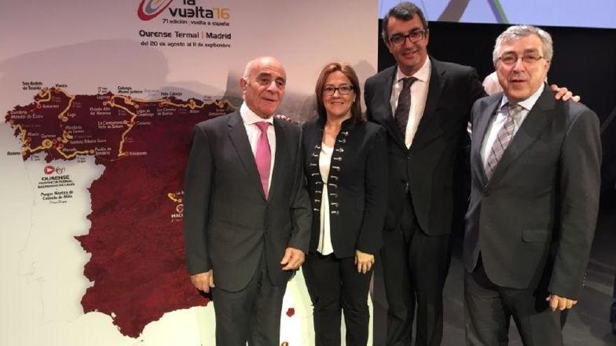 La presidenta de la Diputación, el director general de la Vuelta Ciclista a España, Javier Guillén, y los alcaldes de Puebla de Sanabria, José Fernández Blanco, y Villalpando, Félix González Ares.