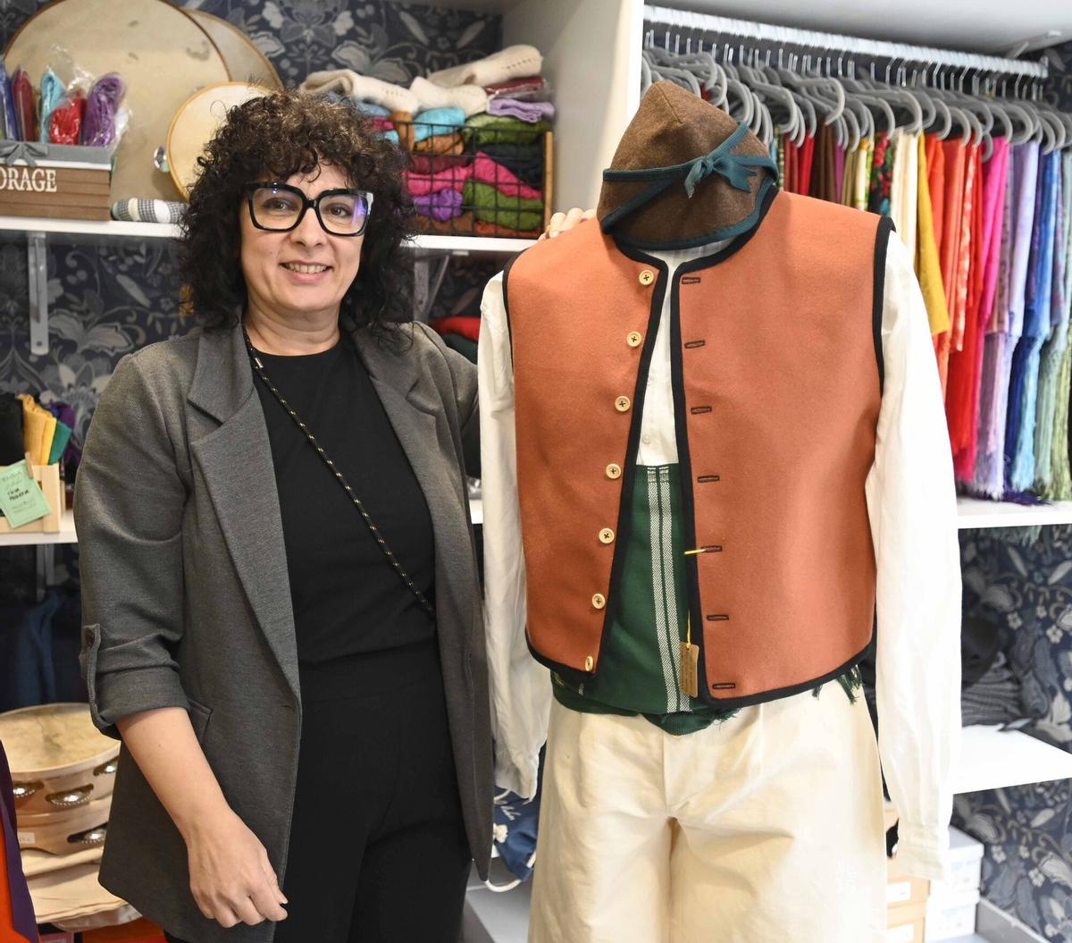 Bego Martínez amosando prendas axeitadas en dous manequíns.