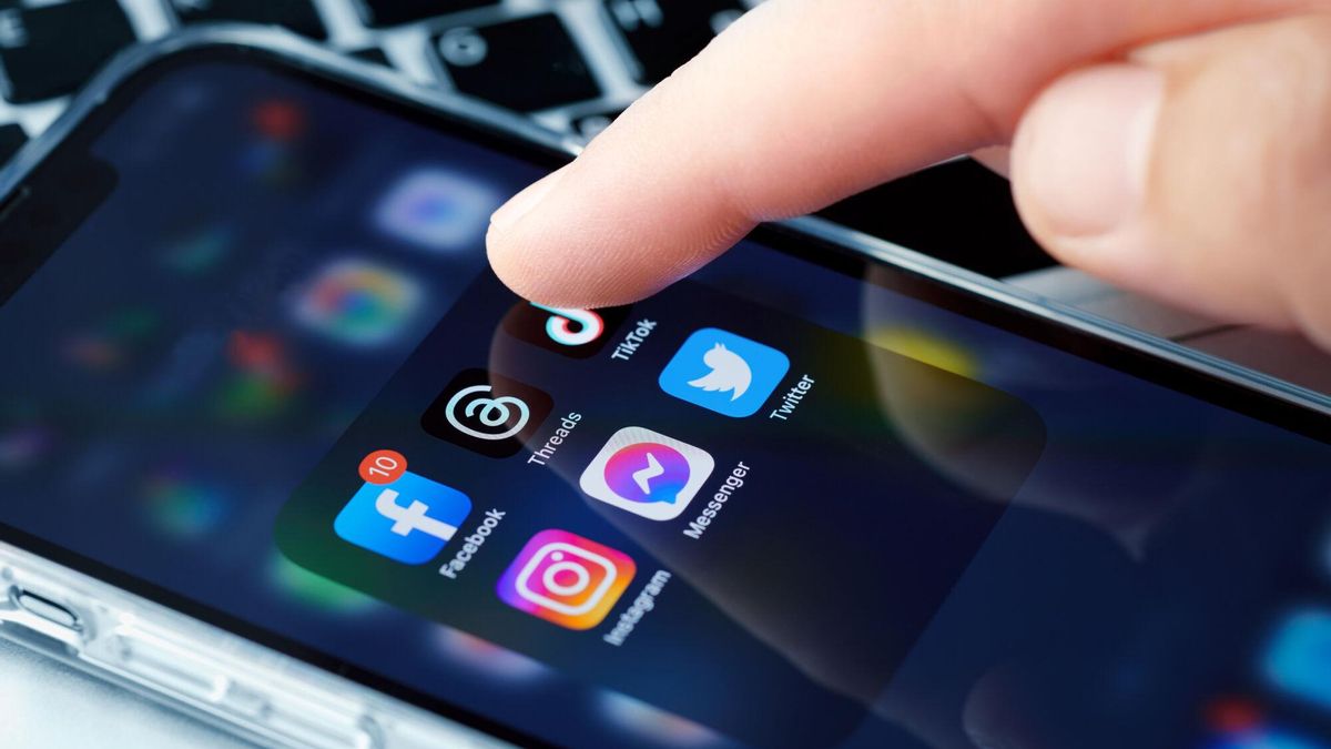 Móvil con las principales aplicaciones de redes sociales