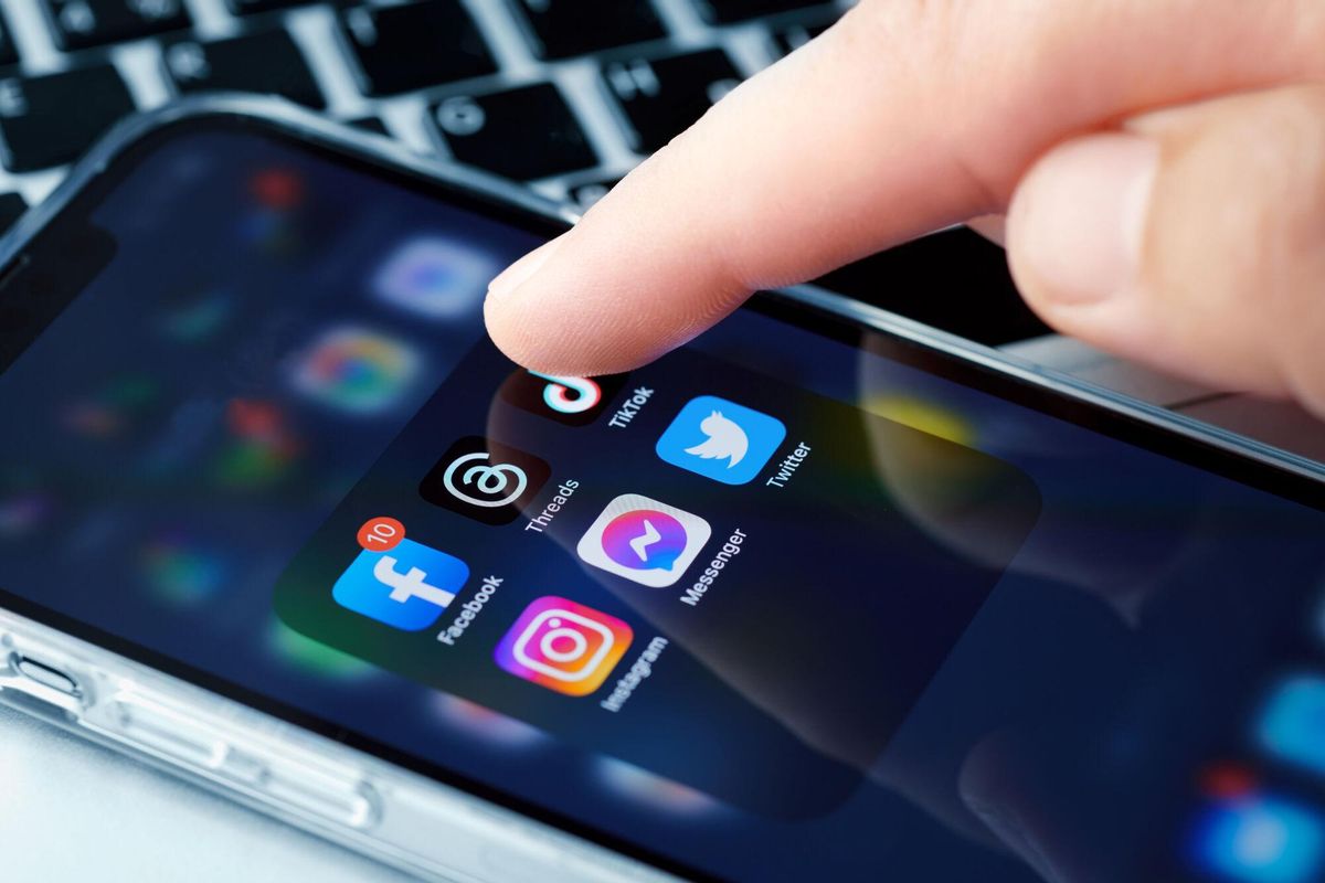 Móvil con las principales aplicaciones de redes sociales