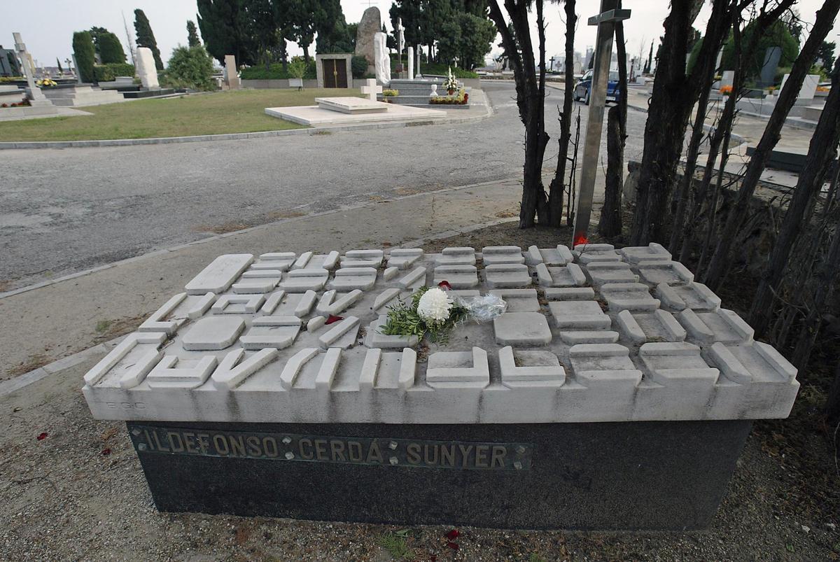 La tumba en la que descansan los restso de Cerdà desde 1970.