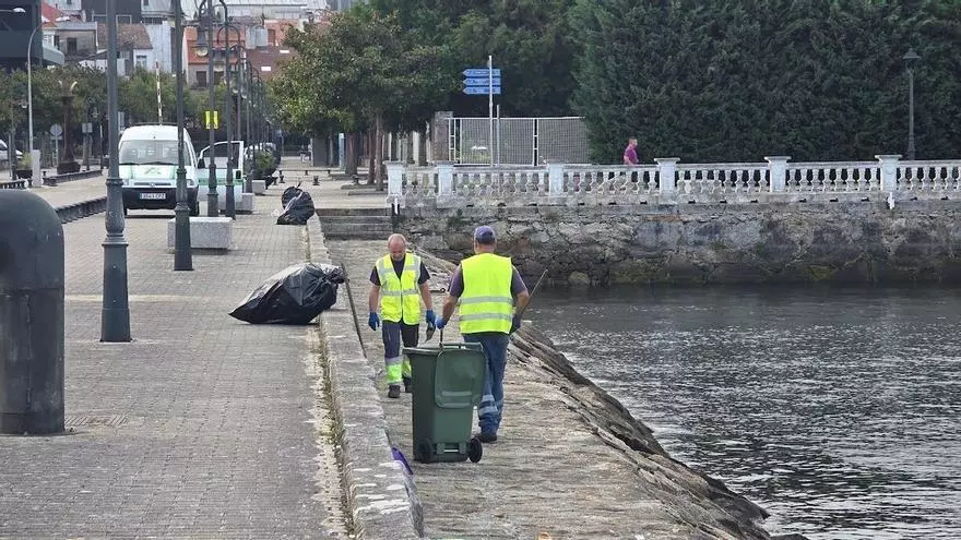La Autoridad Portuaria retira la basura acumulada desde la Festa da Auga que aún no había acabado en el mar