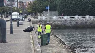 La Autoridad Portuaria se encarga finalmente de retirar la basura acumulada desde la Festa da Auga que aún no había acabado en el mar
