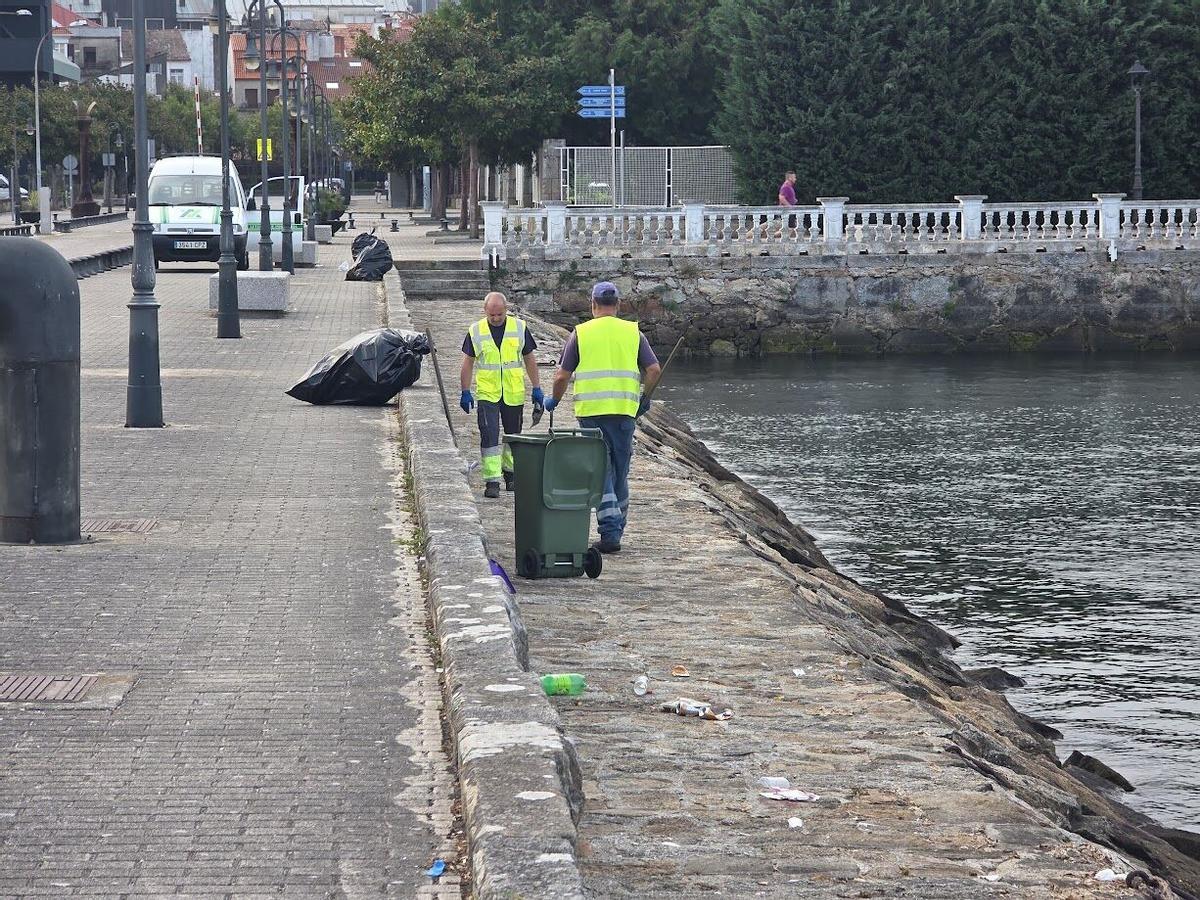 La Autoridad Portuaria se encarga finalmente de eliminar la basura acumulada en el Muelle de Pasajeros desde la Fiesta del Agua. La Autoridad Portuaria se encarga finalmente de eliminar la basura acumulada en el Muelle de Pasajeros desde la Fiesta del Agua.