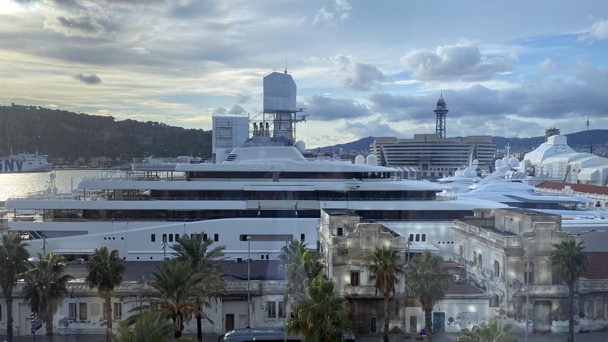 El yate del millonario ruso Román Abramóvich en el puerto de Barcelona