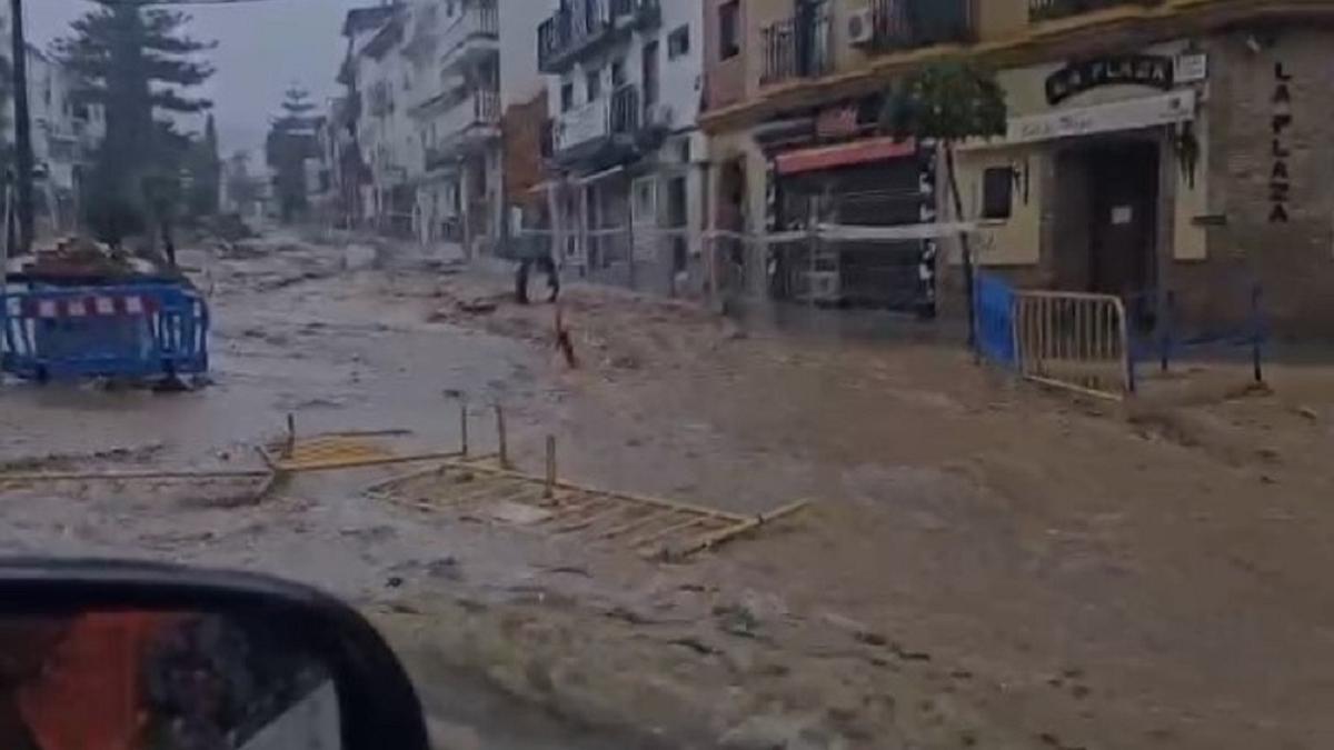 Efectos de la DANA en la plaza San Sebastián de Alhaurín de la Torre.