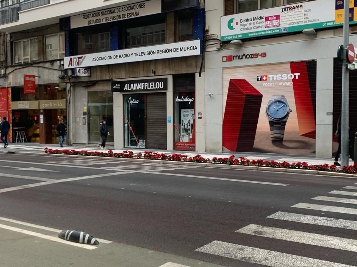 La avenida de la Constitución de Murcia, sin alfombra roja tras la visita nocturna de los gamberros.