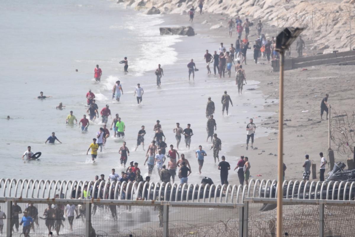 Cientos de migrantes cruzan la frontera y llegan a nado a Ceuta