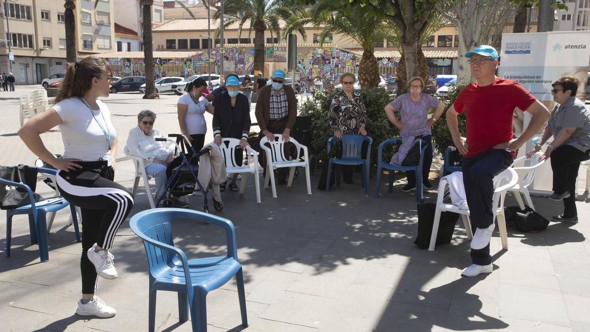 Actividad para mayores en la Glorieta de Sagunt.