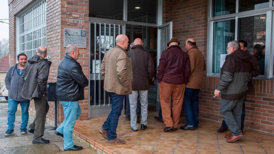 Comuneros entrando a la reunión esta mañana. // Cristina Graña