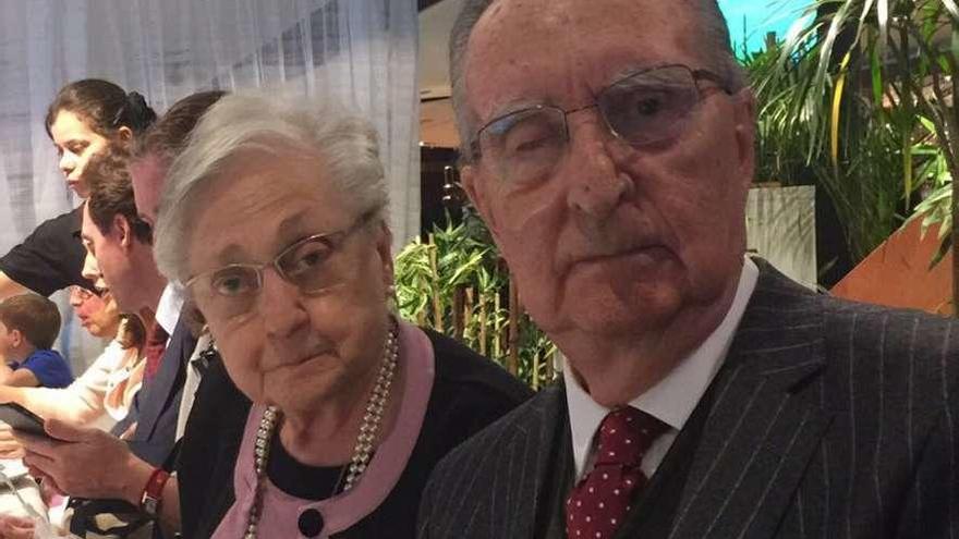 Purificación Menéndez y su marido, Adolfo Menéndez, en 2016, celebrando sus 60 años de matrimonio.